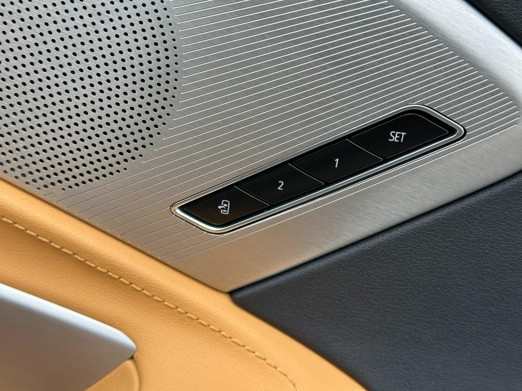 Chevrolet Corvette Vehicle Full-screen Gallery Image 12