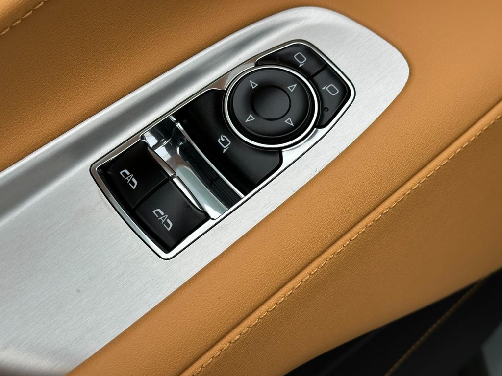 Chevrolet Corvette Vehicle Full-screen Gallery Image 16