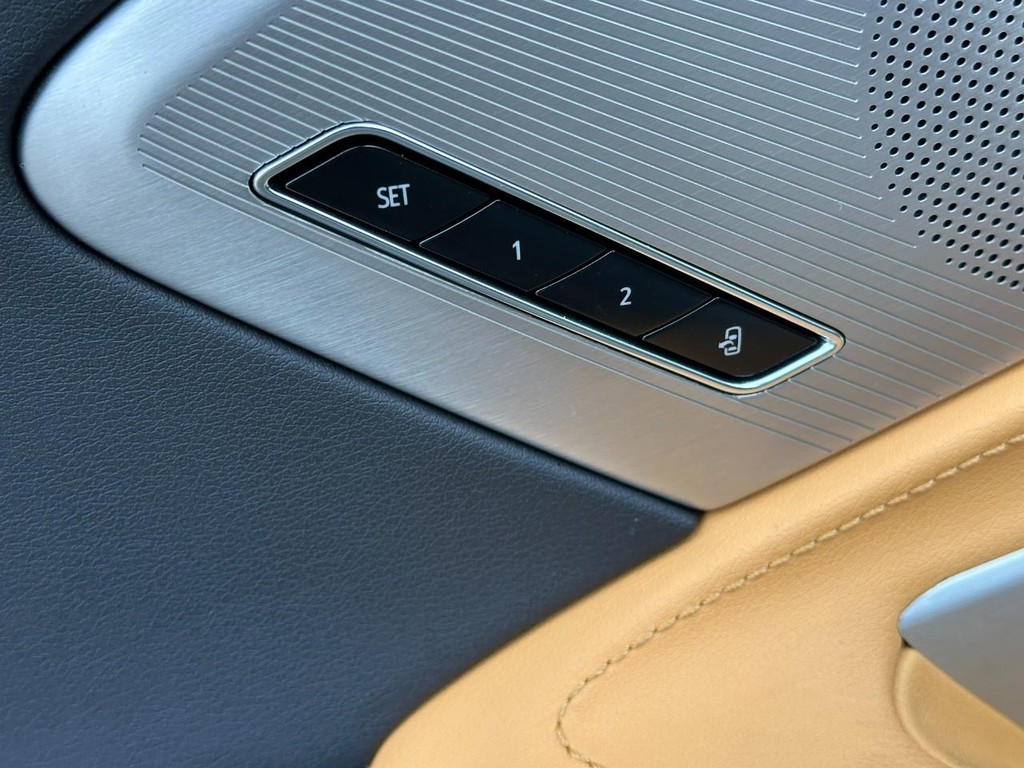 Chevrolet Corvette Vehicle Full-screen Gallery Image 17