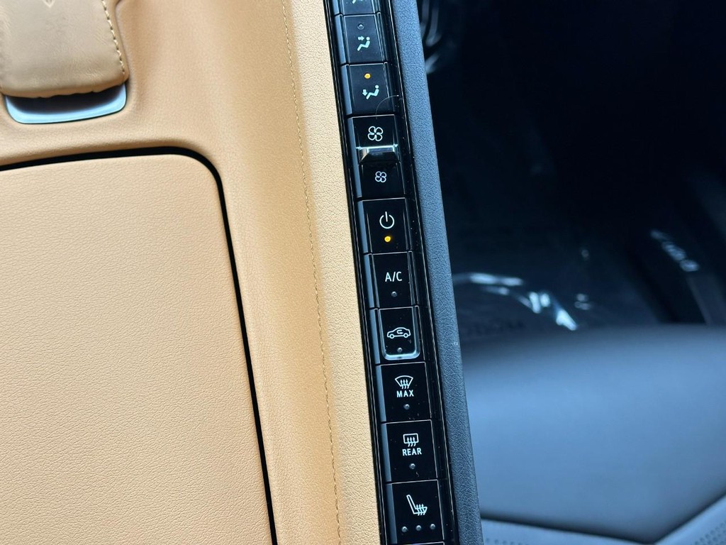 Chevrolet Corvette Vehicle Full-screen Gallery Image 26