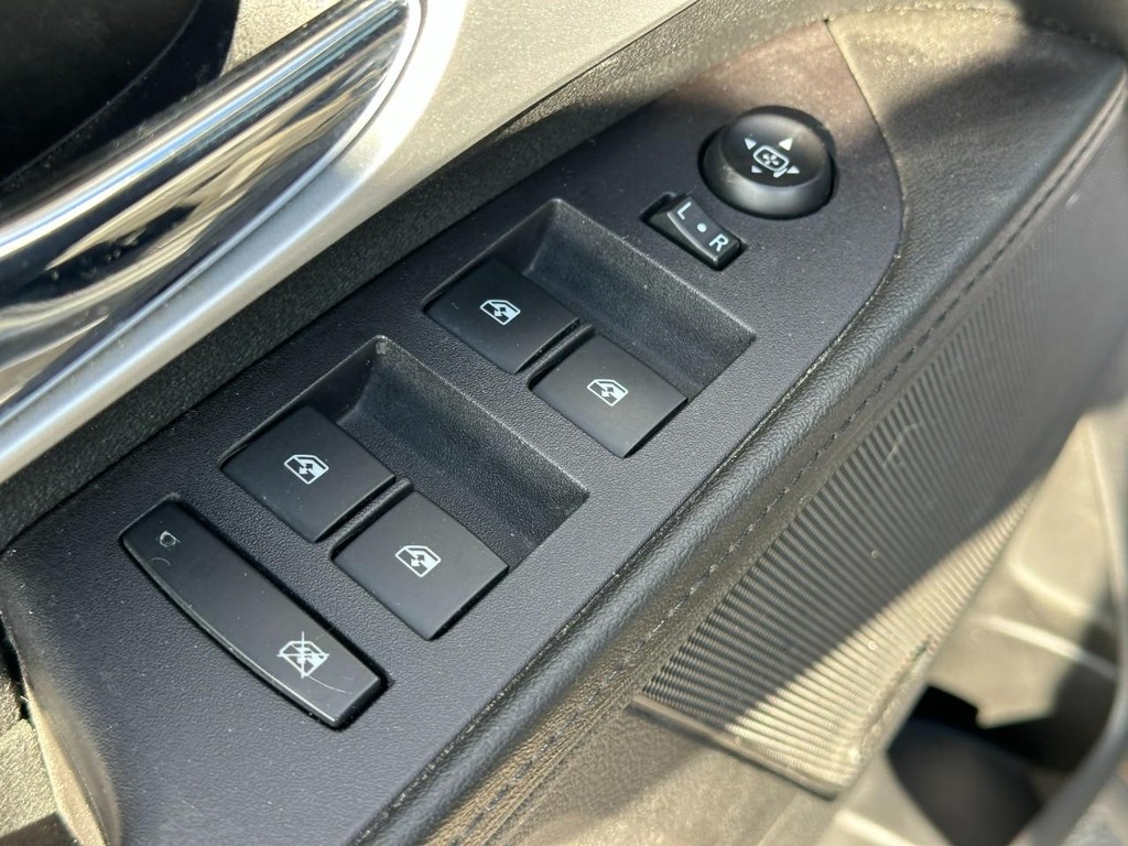 Chevrolet Equinox Vehicle Full-screen Gallery Image 17