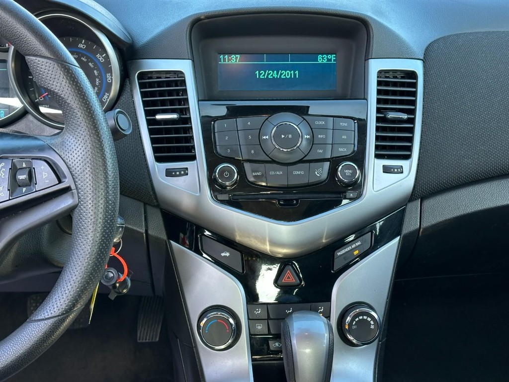 Chevrolet Cruze Vehicle Full-screen Gallery Image 13