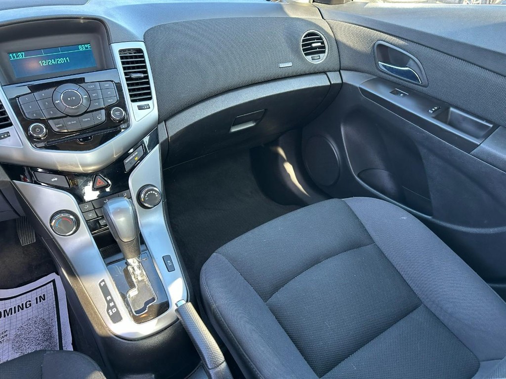 Chevrolet Cruze Vehicle Full-screen Gallery Image 15