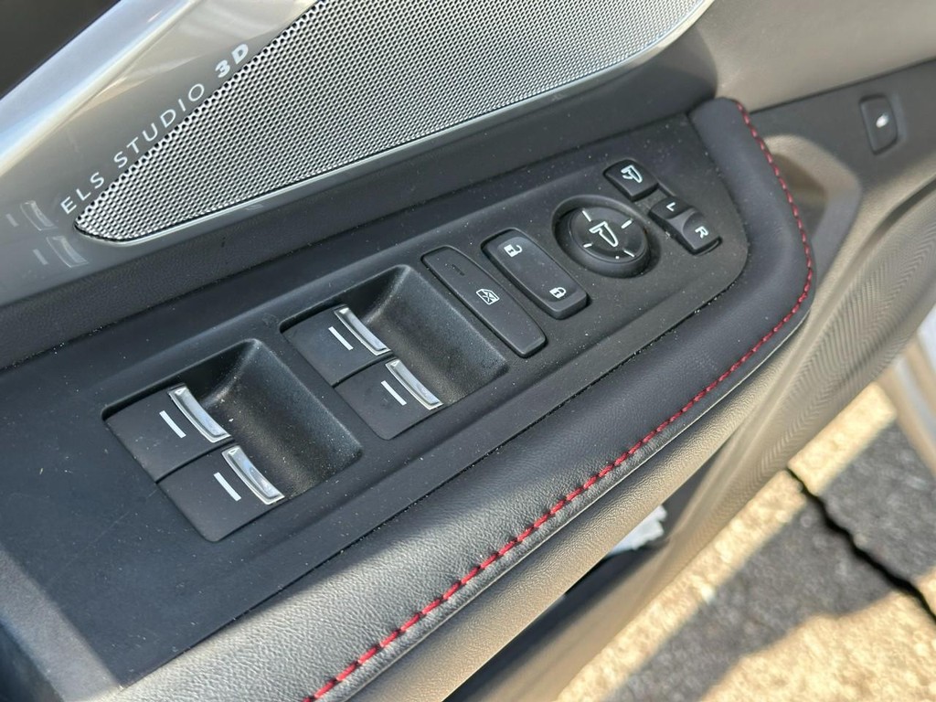 Acura RDX Vehicle Full-screen Gallery Image 17