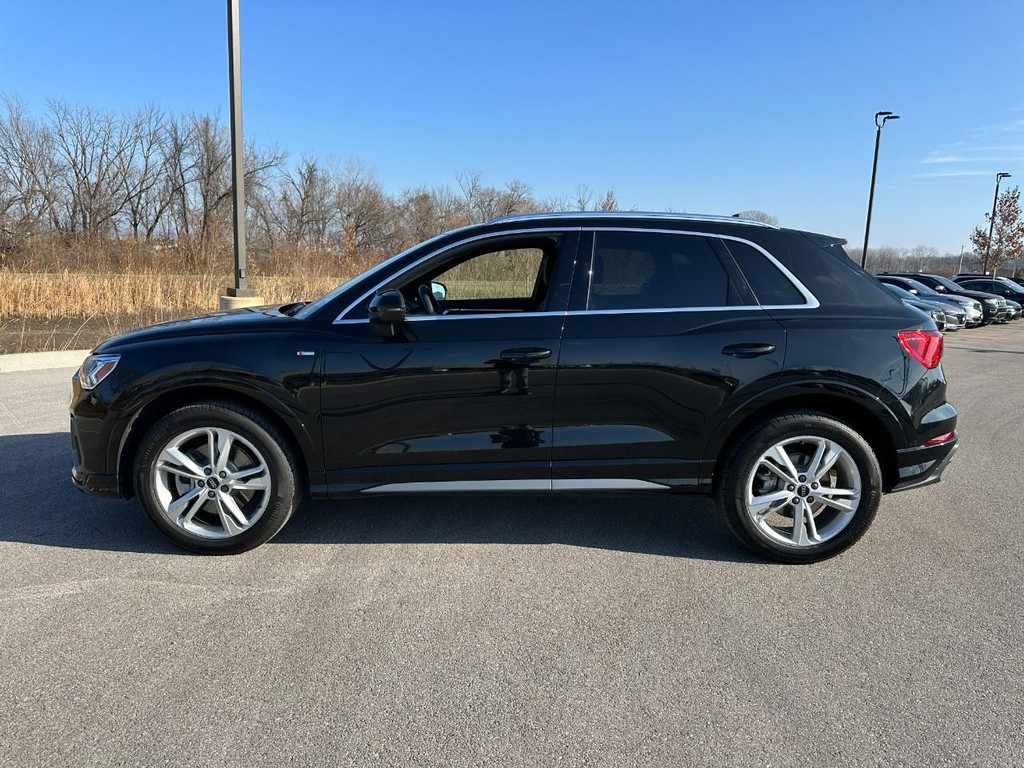 Audi Q3 Vehicle Full-screen Gallery Image 02