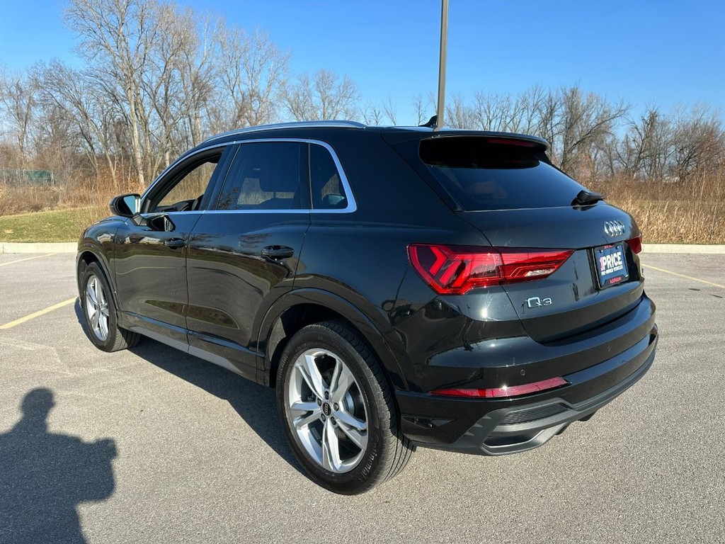 Audi Q3 Vehicle Full-screen Gallery Image 03