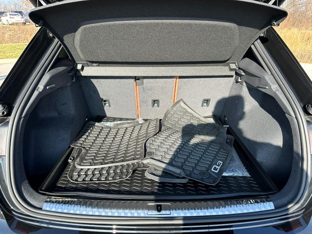 Audi Q3 Vehicle Full-screen Gallery Image 05