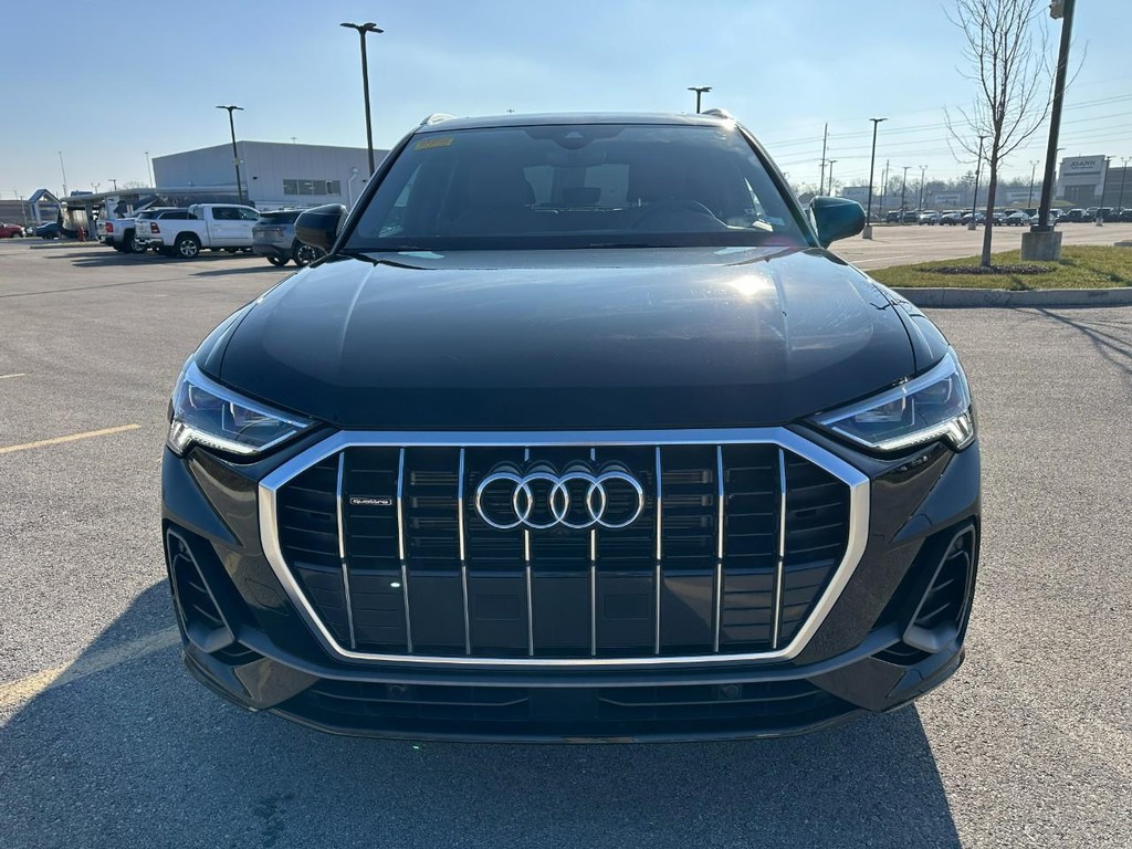 Audi Q3 Vehicle Full-screen Gallery Image 09