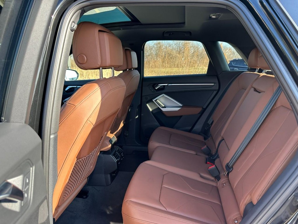 Audi Q3 Vehicle Full-screen Gallery Image 10