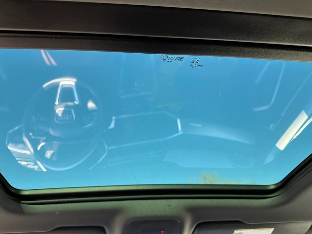 Audi Q3 Vehicle Full-screen Gallery Image 11