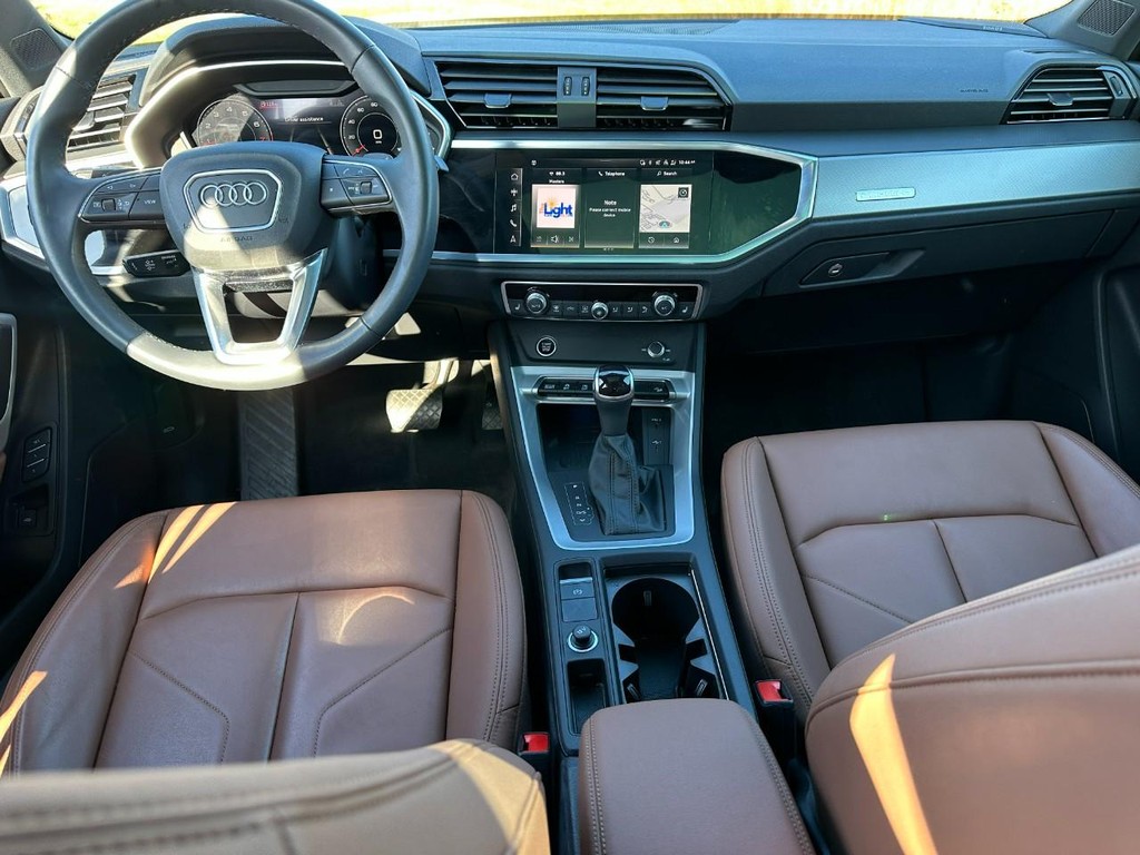 Audi Q3 Vehicle Full-screen Gallery Image 12