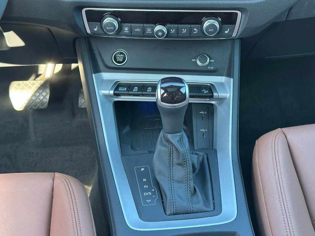 Audi Q3 Vehicle Full-screen Gallery Image 15