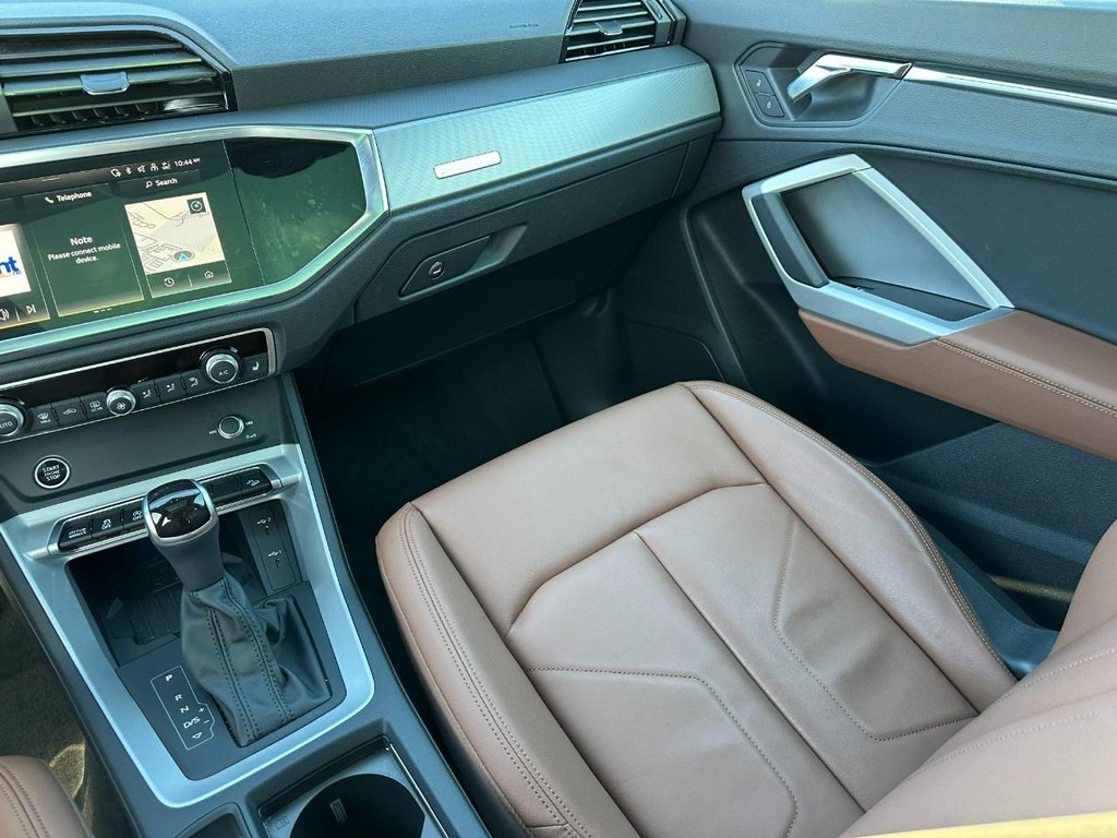 Audi Q3 Vehicle Full-screen Gallery Image 16