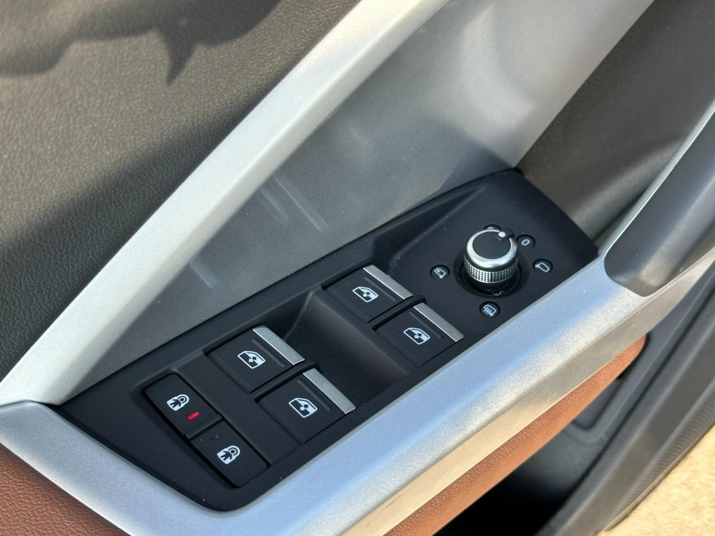 Audi Q3 Vehicle Full-screen Gallery Image 17