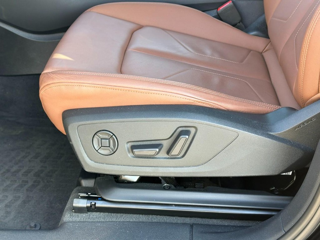 Audi Q3 Vehicle Full-screen Gallery Image 19