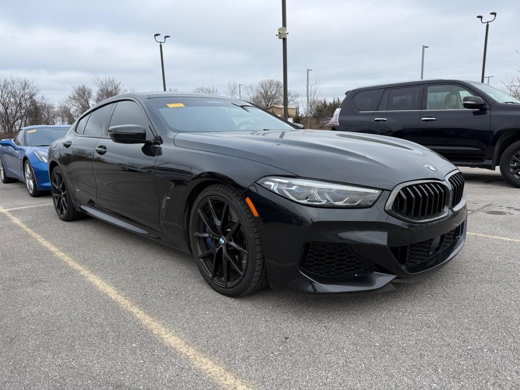 BMW 8 Series Vehicle Full-screen Gallery Image 07