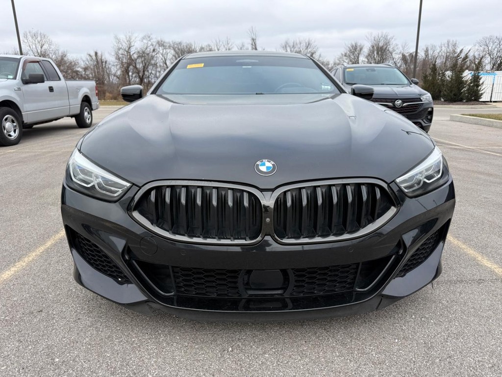 BMW 8 Series Vehicle Full-screen Gallery Image 08