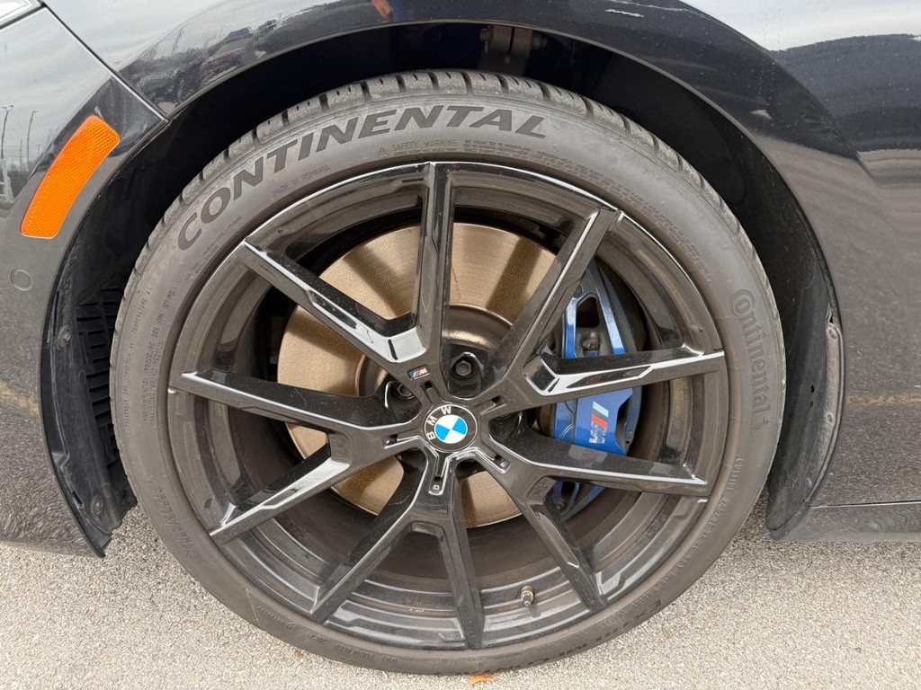 BMW 8 Series Vehicle Full-screen Gallery Image 10