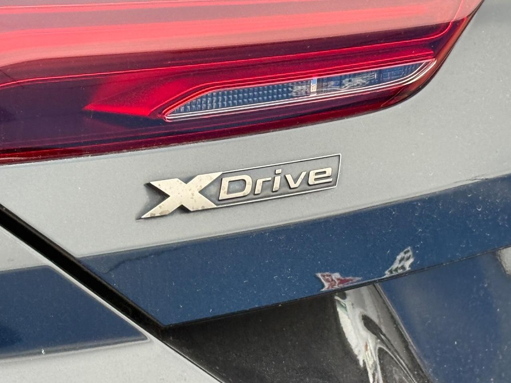 BMW 8 Series Vehicle Full-screen Gallery Image 12