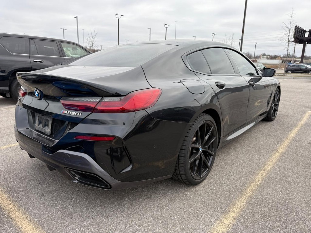 BMW 8 Series Vehicle Full-screen Gallery Image 13