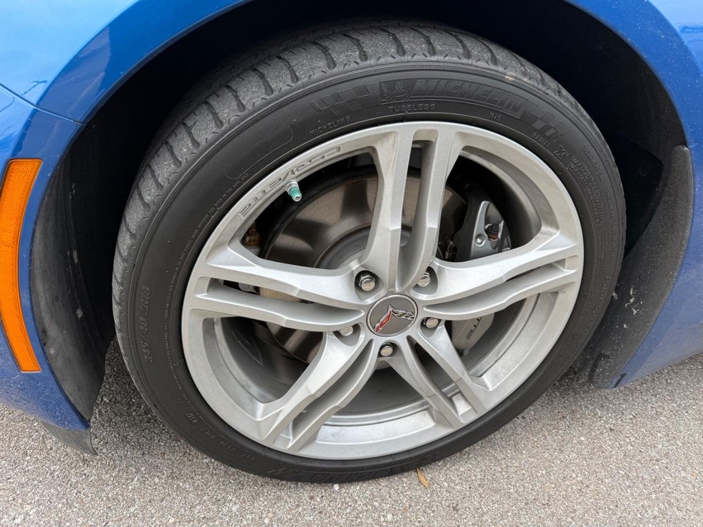 Chevrolet Corvette Vehicle Full-screen Gallery Image 02