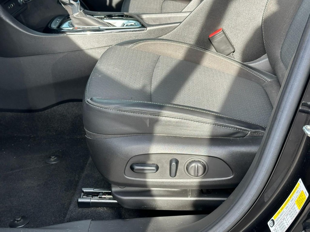 Buick Encore GX Vehicle Full-screen Gallery Image 17