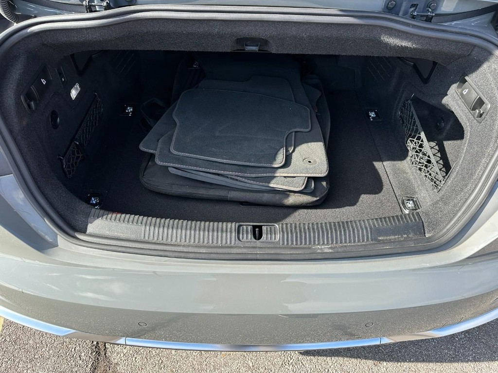 Audi S5 Cabriolet Vehicle Full-screen Gallery Image 05