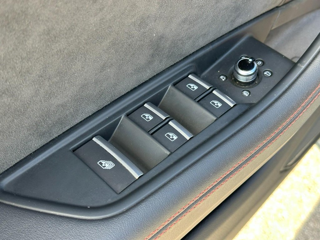 Audi S5 Cabriolet Vehicle Full-screen Gallery Image 12