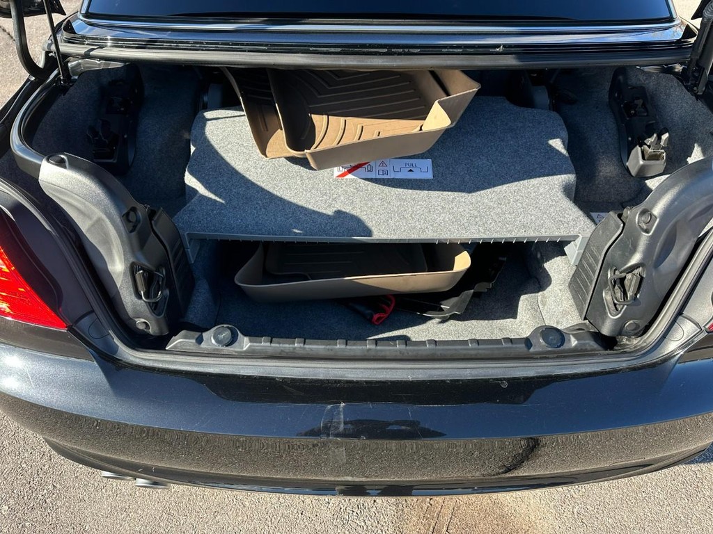 BMW 3 Series Vehicle Full-screen Gallery Image 05