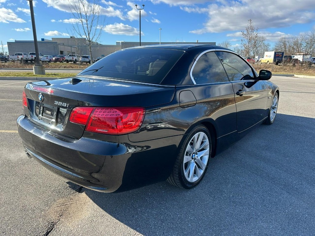 BMW 3 Series Vehicle Full-screen Gallery Image 06