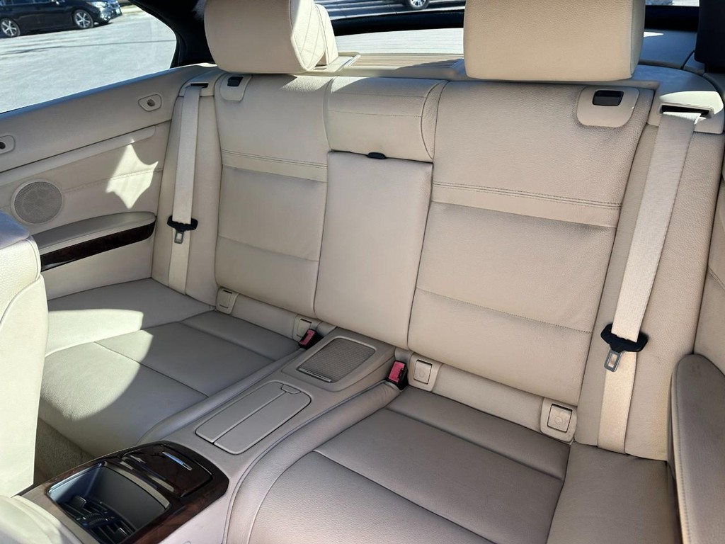 BMW 3 Series Vehicle Full-screen Gallery Image 10