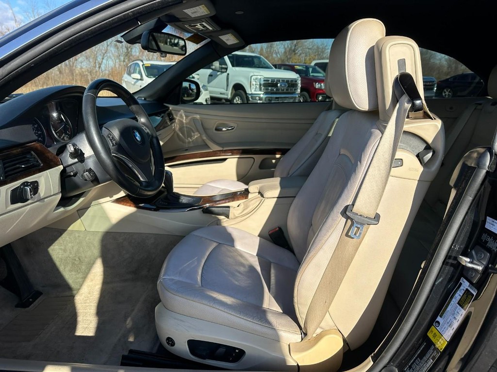 BMW 3 Series Vehicle Full-screen Gallery Image 11