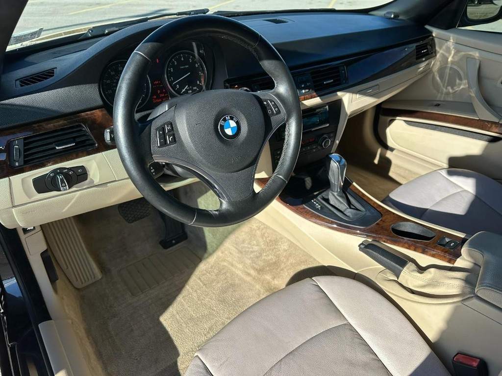 BMW 3 Series Vehicle Full-screen Gallery Image 12