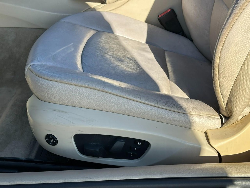 BMW 3 Series Vehicle Full-screen Gallery Image 14