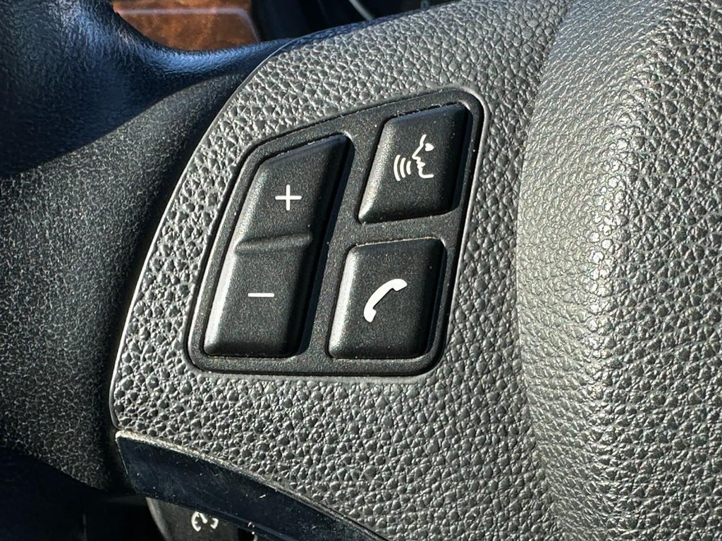 BMW 3 Series Vehicle Full-screen Gallery Image 15