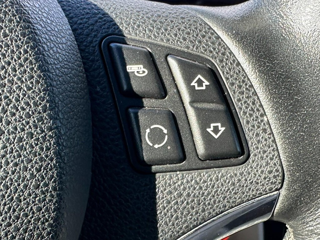 BMW 3 Series Vehicle Full-screen Gallery Image 16