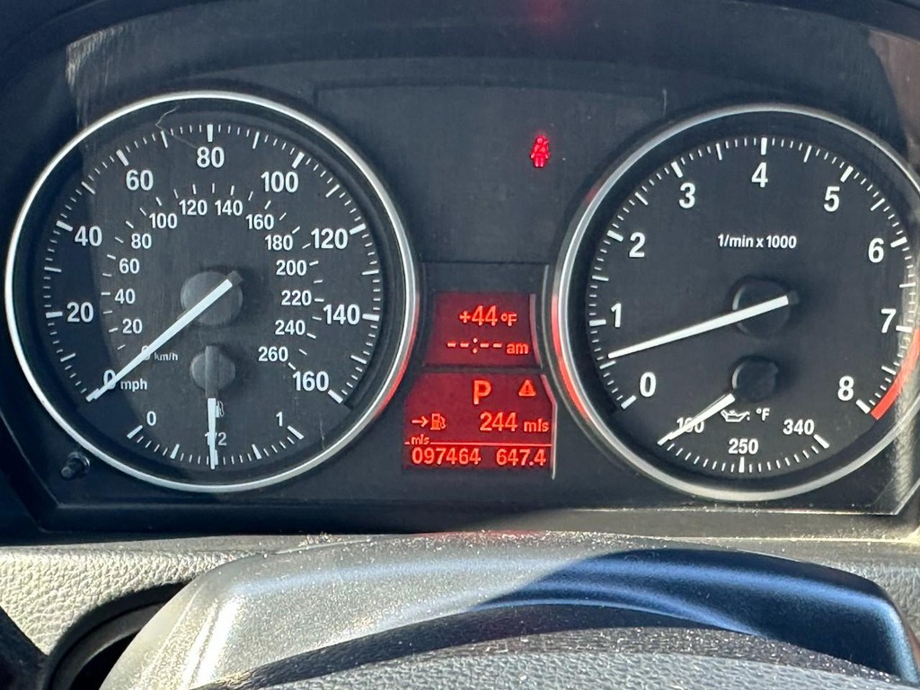 BMW 3 Series Vehicle Full-screen Gallery Image 17