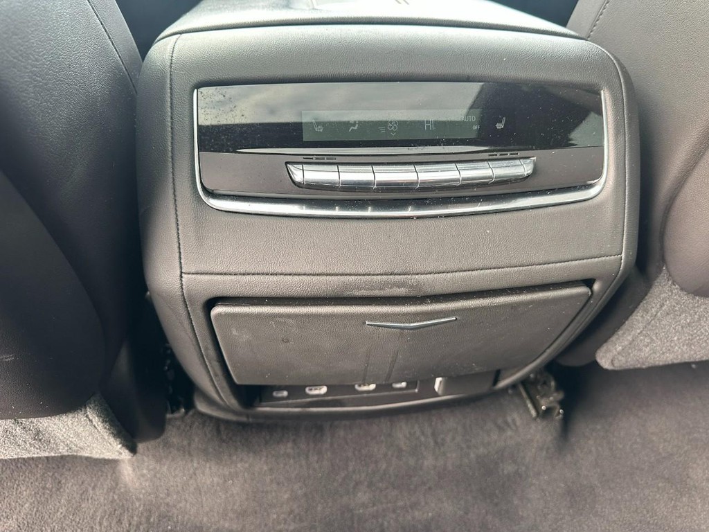 Cadillac Escalade Vehicle Full-screen Gallery Image 13