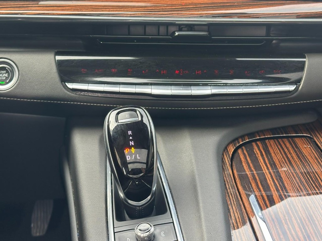 Cadillac Escalade Vehicle Full-screen Gallery Image 19