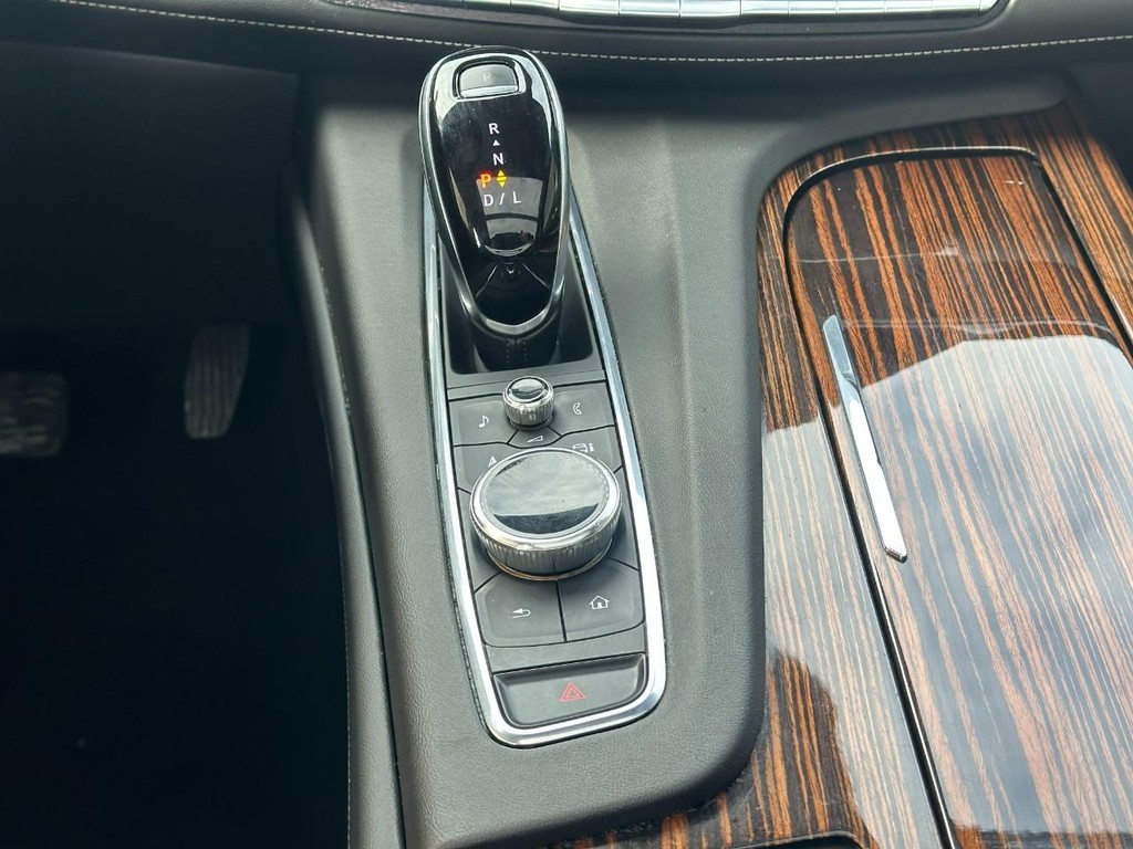 Cadillac Escalade Vehicle Full-screen Gallery Image 20