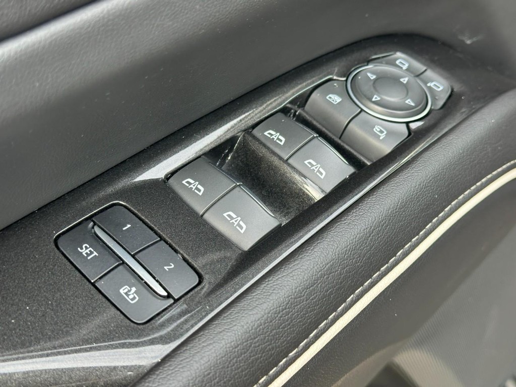 Cadillac Escalade Vehicle Full-screen Gallery Image 22