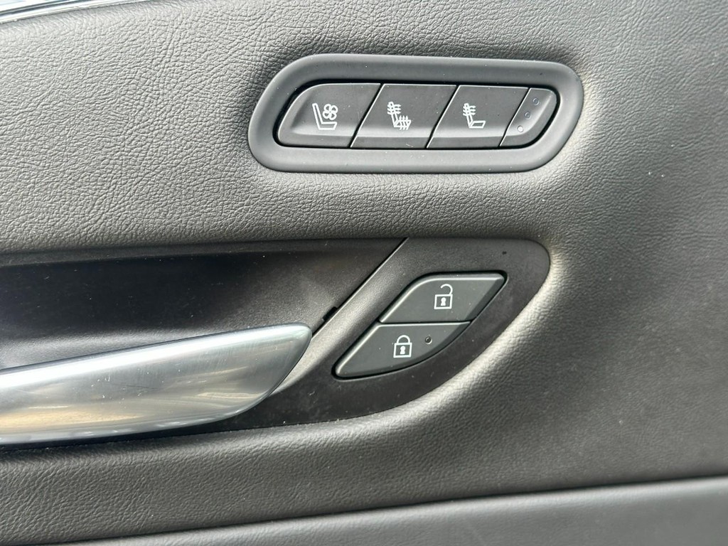 Cadillac Escalade Vehicle Full-screen Gallery Image 23