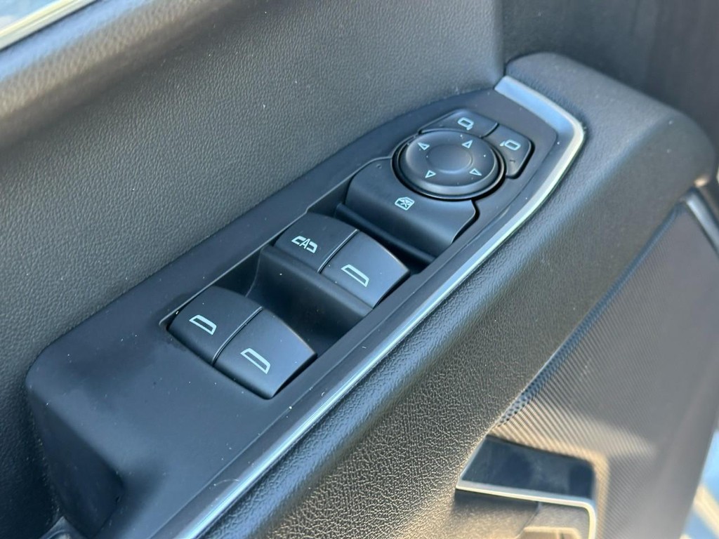 Chevrolet Silverado 1500 Vehicle Full-screen Gallery Image 16