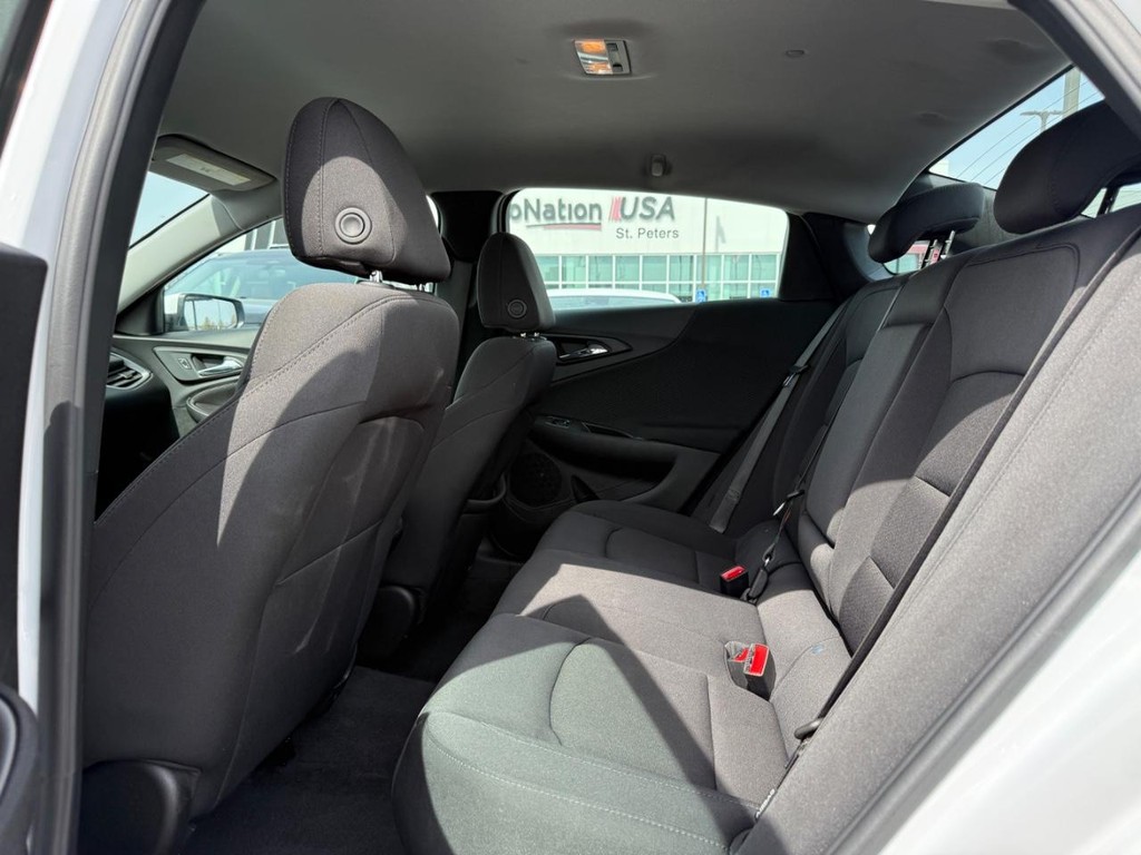 Chevrolet Malibu Vehicle Full-screen Gallery Image 10