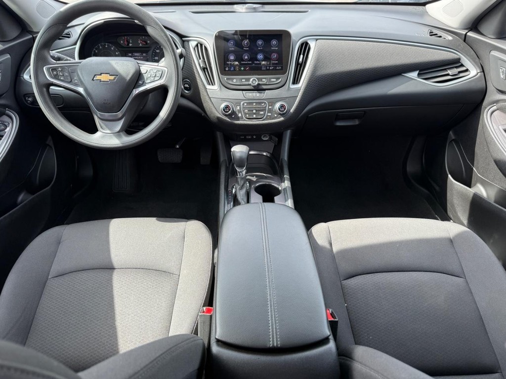 Chevrolet Malibu Vehicle Full-screen Gallery Image 11