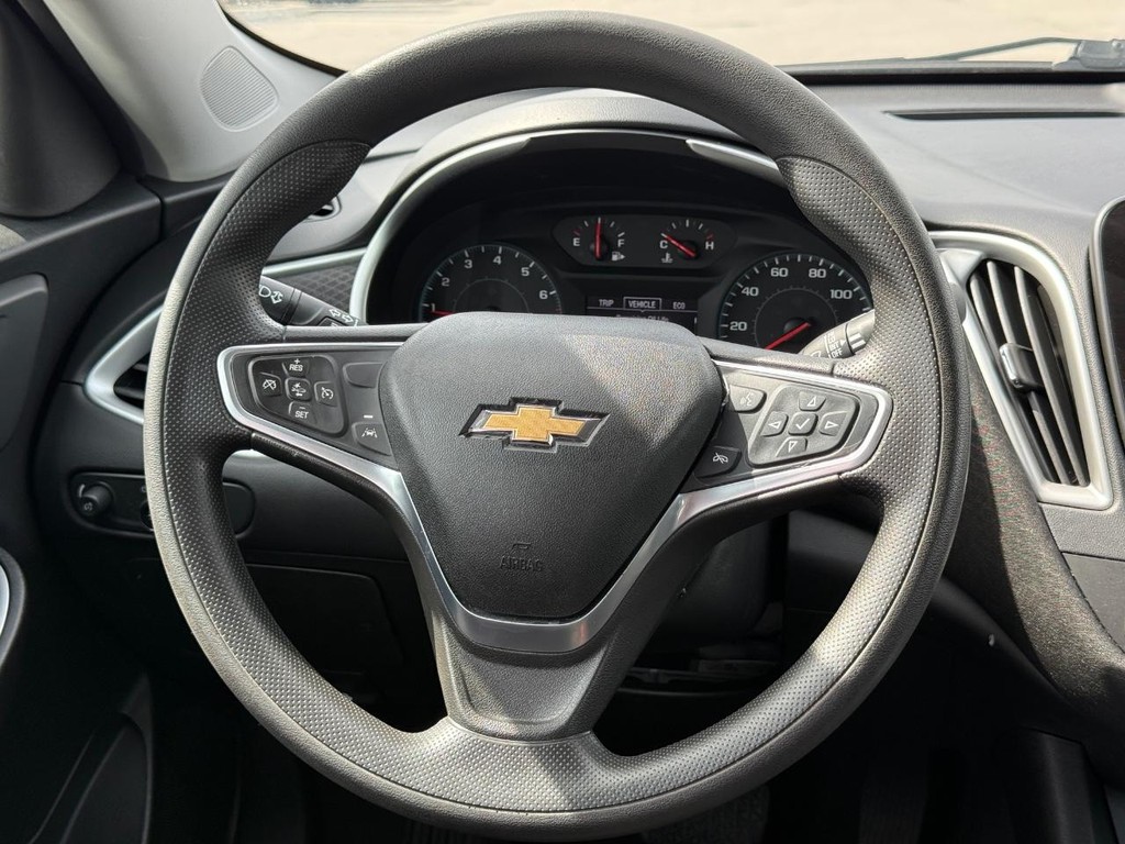 Chevrolet Malibu Vehicle Full-screen Gallery Image 12