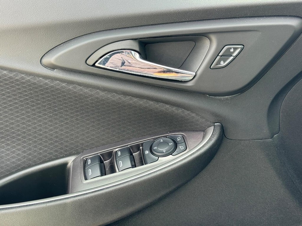 Chevrolet Malibu Vehicle Full-screen Gallery Image 22