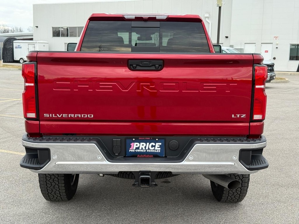 Chevrolet Silverado 2500HD Vehicle Full-screen Gallery Image 04