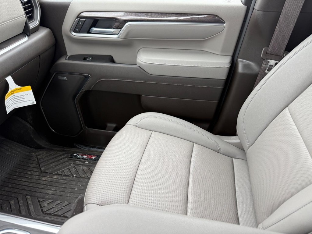 Chevrolet Silverado 2500HD Vehicle Full-screen Gallery Image 21