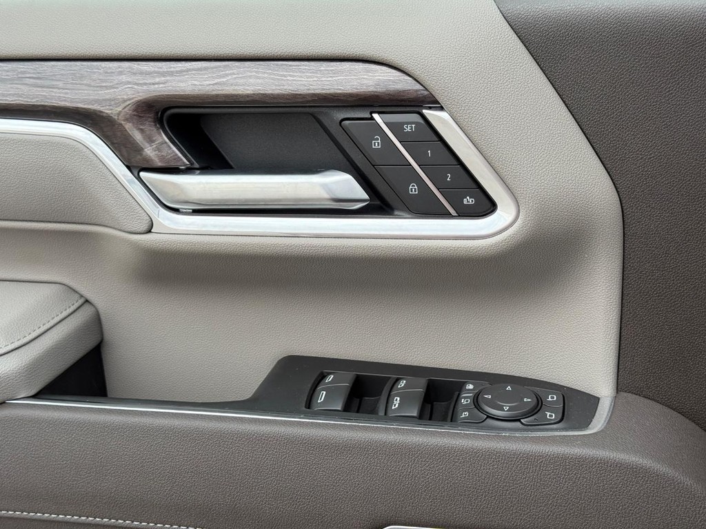 Chevrolet Silverado 2500HD Vehicle Full-screen Gallery Image 24